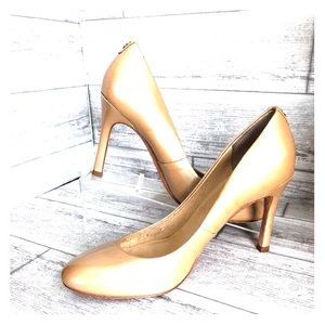 Ivanka Trump pale gold 9.5 pumps